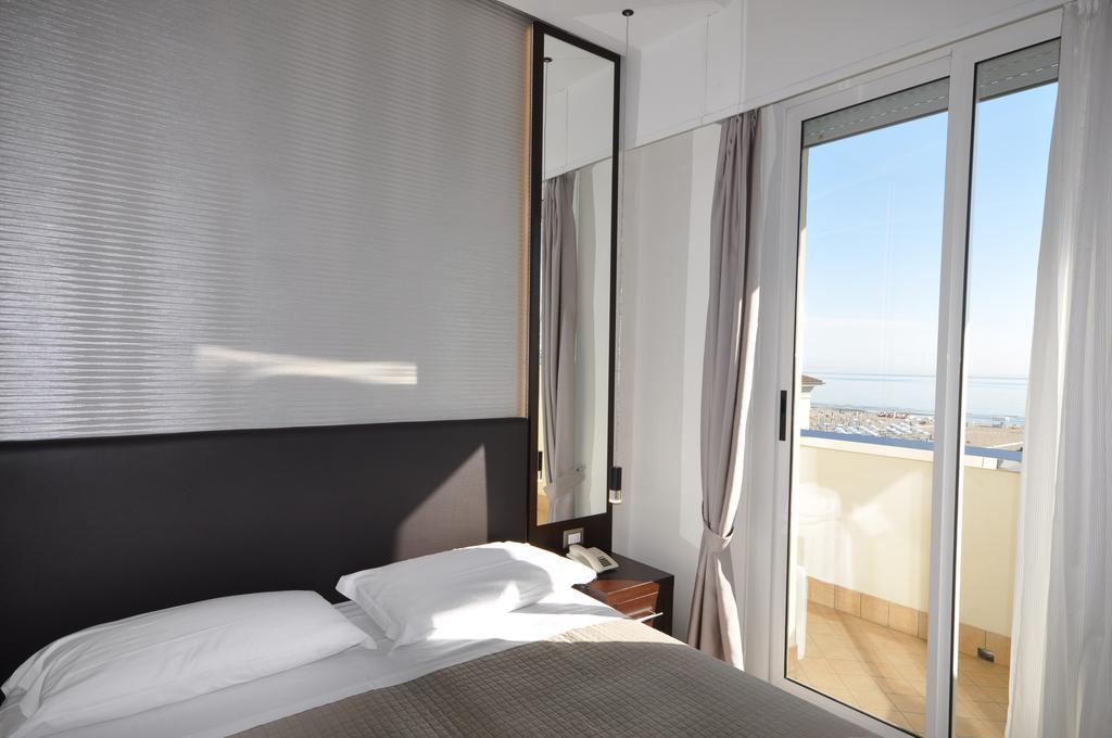 Hotel Adriatic&Beauty Римини Екстериор снимка