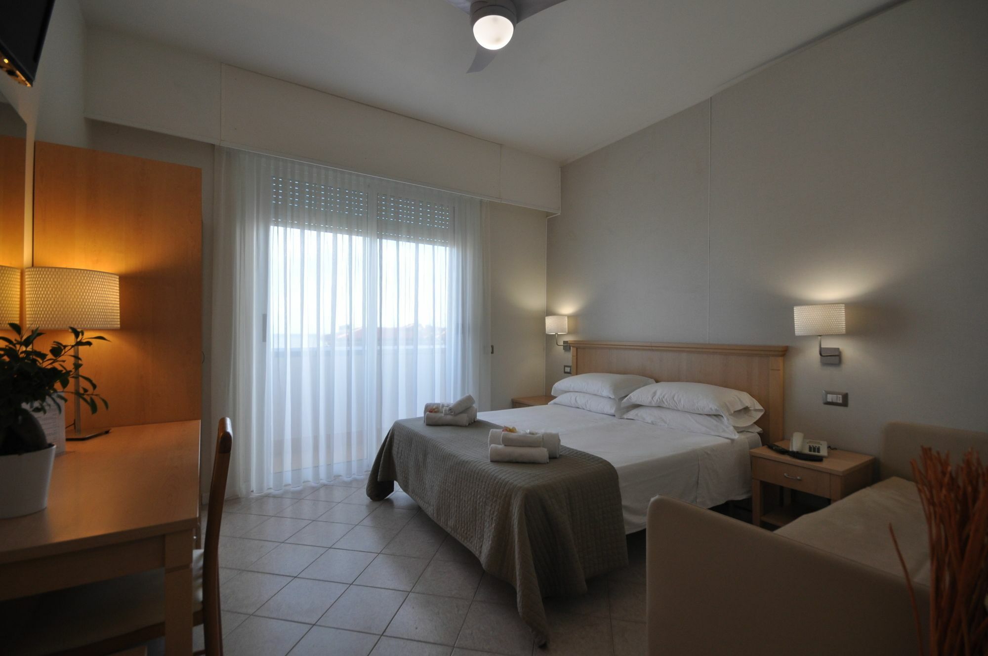 Hotel Adriatic&Beauty Римини Екстериор снимка