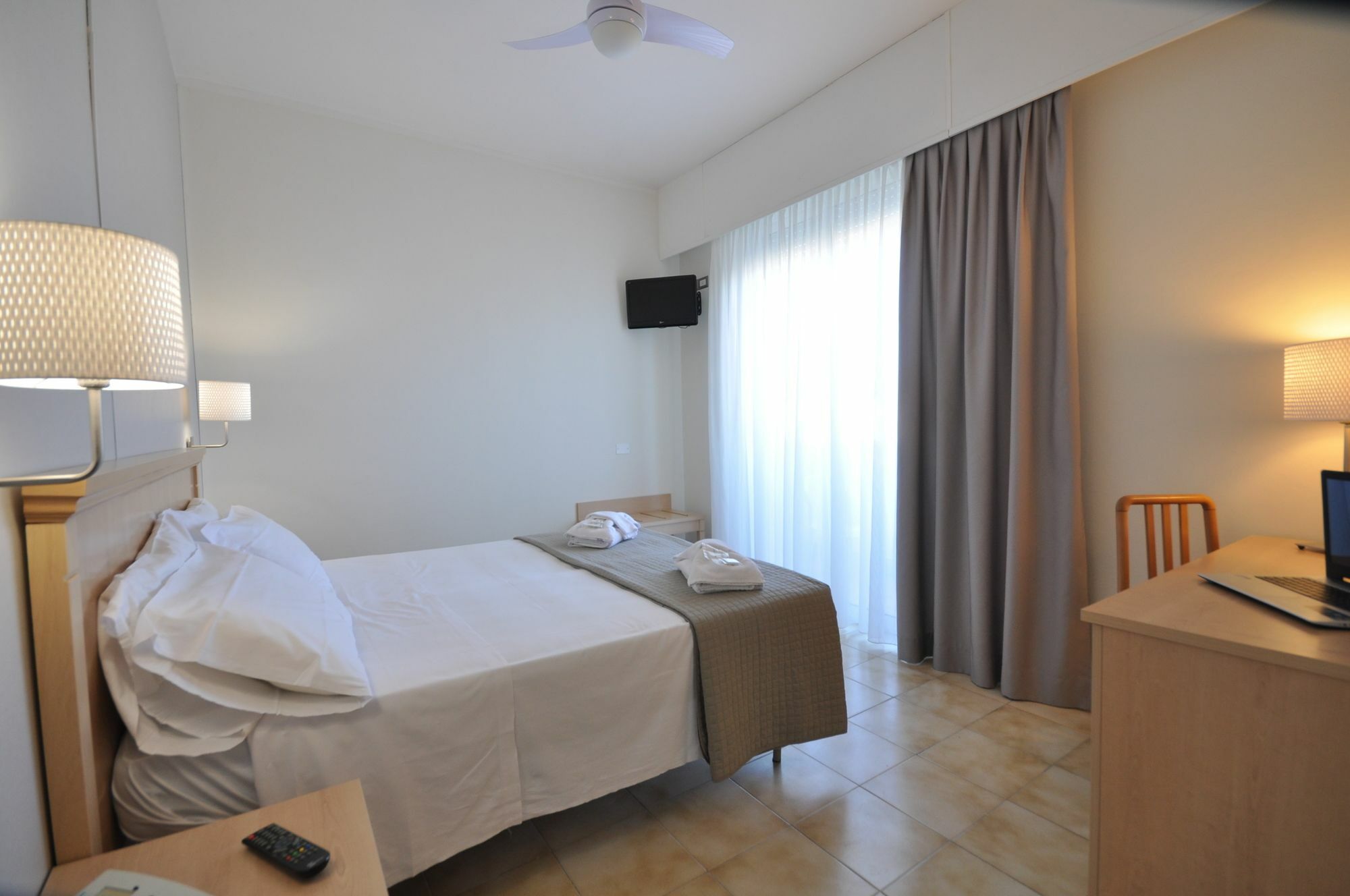 Hotel Adriatic&Beauty Римини Екстериор снимка